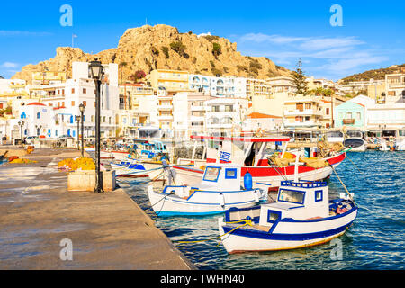 Barche da pesca nel pittoresco porto di Pigadia al tramonto del tempo, Karpathos Island, Grecia Foto Stock