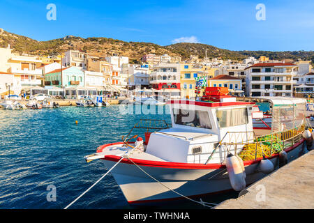 Barca da pesca nel pittoresco porto di Pigadia, Karpathos Island, Grecia Foto Stock