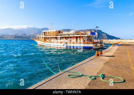 Imbarcazione turistica nel pittoresco porto di Pigadia, Karpathos Island, Grecia Foto Stock