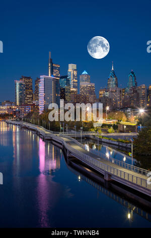 Il sentiero a piedi il fiume SCHUYLKILL skyline del centro di Filadelfia in Pennsylvania USA Foto Stock