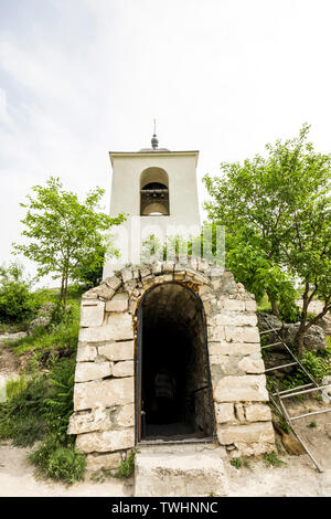 Grotta monastero a Orhei Vechi, Moldavia. Foto Stock
