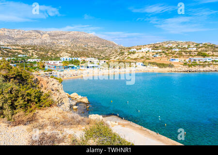 Vista del mare baia con spiaggia bellissima sull isola di Karpathos Ammopi nel villaggio, Grecia Foto Stock