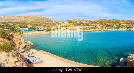 Vista panoramica della splendida spiaggia nel villaggio di Ammopi su Karpathos Island, Grecia Foto Stock