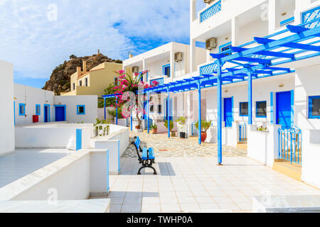 Bianco tipico greco appartamenti in villaggio Ammopi su Karpathos Island, Grecia Foto Stock