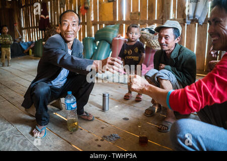 La popolazione locale Akha Pixor, nei pressi del Phongsali, Laos, Asia Foto Stock