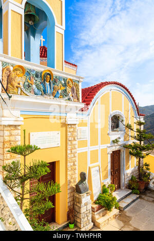 KARPATHOS Island, Grecia - 29 SET 2018: la facciata della chiesa in Olympos che è più autentico villaggio sull'isola e si trova in montagna. Foto Stock