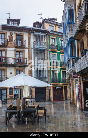 Edifici su Calle San Antonio - street nella Città Vecchia di Oviedo nella regione delle Asturie, Spagna Foto Stock