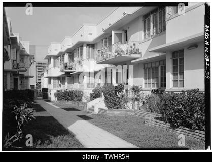 SEVENTH Street e Lenox Avenue, VISTA GENERALE AD OVEST, CHE MOSTRA GLI APPARTAMENTI IN TRIBUNALE - Miami Beach Art Deco Historic District, Miami, Miami-Dade County, FL Foto Stock