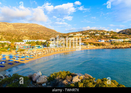 Stupenda baia con spiaggia nel villaggio di Ammopi al tramonto del tempo, Karpathos Island, Grecia Foto Stock