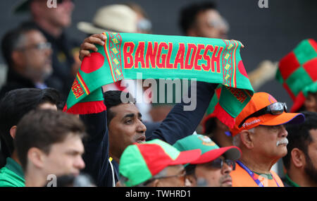 NOTTINGHAM, Inghilterra. 20 giugno 2019: Bangladesh ventilatori durante l'inno nazionale durante il v Australia Bangladesh, ICC Cricket World Cup Match, a Trent Bridge, Nottingham, Inghilterra. Credito: Cal Sport Media/Alamy Live News Foto Stock