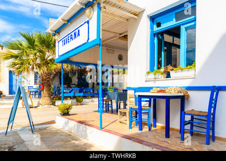 Tavolo di fronte tipica taverna greca sulla strada di Finiki village, Karpathos Island, Grecia Foto Stock