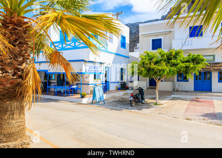 FINIKI PORTA, isola di Karpathos - Sep 30, 2018: tipica taverna greca sulla strada di Finiki village, Karpathos Island, Grecia. Foto Stock