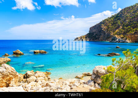 Incredibile costa con azzurro mare vicino alla spiaggia di Apella su Karpathos Island, Grecia Foto Stock