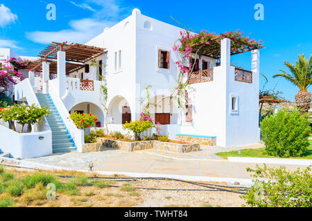 Belle ville per vacanze in Ammopi villaggio sulla costa del mare di Karpathos Island, Grecia Foto Stock