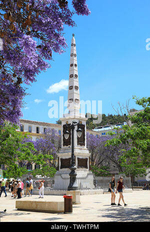 Il neo-classico obelisco dedicato a Torrijos, nella storica piazza di Plaza de la Merced nel centro della città di Malaga, in Spagna, Europa Foto Stock