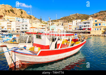 Barche da pesca nel porto di Pigadia sull isola di Karpathos al tramonto, Grecia Foto Stock