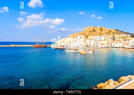 Barche da pesca nel porto di Pigadia sull isola di Karpathos al tramonto, Grecia Foto Stock