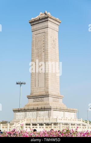 Un monumento per il popolo di eroi in piazza Tiananmen a Pechino Foto Stock