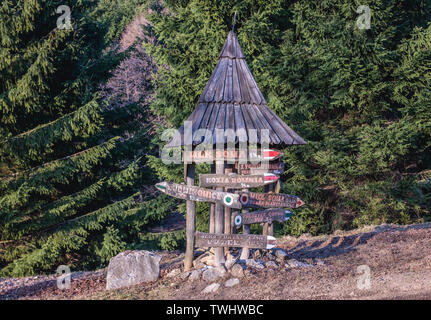 Sentiero segni accanto a Zygmuntowka mountain lodge nel Parco Paesaggistico di sanguinose Sowie (Owl montagne) mountain range in Central Sudetes, Polonia Foto Stock