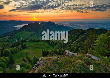 Alba sul Weissenstein, vista sulle montagne del Jura e l'Altopiano svizzero, il cantone di Solothurn, Svizzera Foto Stock