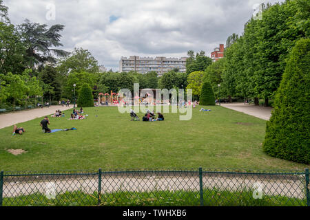 Parigi, Francia - 31 Maggio 2019: il Sarah Bernhardt Square a Parigi Francia. Foto Stock
