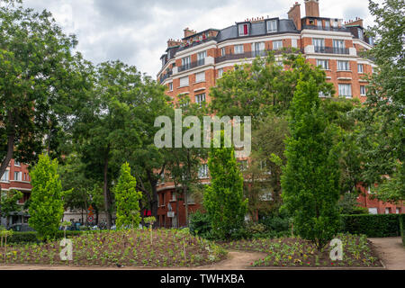Parigi, Francia - 31 Maggio 2019: il Sarah Bernhardt Square a Parigi Francia. Foto Stock