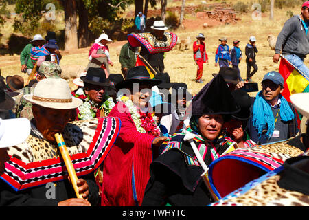 Bolivia XX Giugno 2019: Quena quena musicisti accompagnano il presidente boliviano Evo Morales Ayma (centro) come egli conduce un International escursione lungo una sezione del Qhapaq Ñan Inca strada vicino a Desaguadero. La manifestazione è stata organizzata dal Ministero della Cultura e Turismo per promuovere il turismo e la Bolivia il culture indigene. Foto Stock