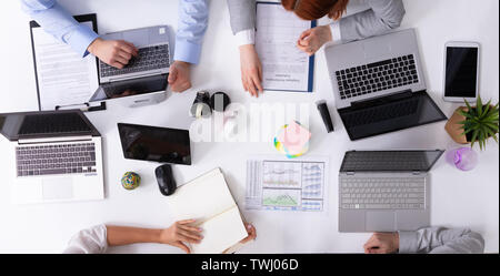 Vista aerea di un businessman a tavola con i laptop avendo discussioni in riunione Foto Stock