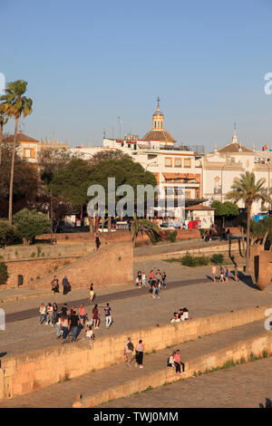 Spagna; Andalusia; Siviglia; lungofiume, persone Foto Stock