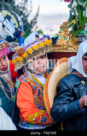 Processione del festival di Choquekillka. Donna che porta Señor de Choquekillka immagine, Peruviana Valle Sacra della città Incas di Ollantaytambo, Perù. Foto Stock