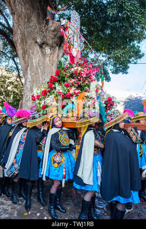 Religione del Perù, processione del festival di Choquekillka. Donne che portano l'immagine di Señor de Choquekillka, Valle Sacra Peruviana degli Incas, Ollantaytambo, Perù Foto Stock