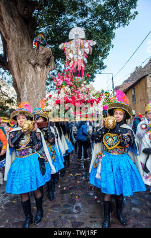 Religione del Perù, processione del festival di Choquekillka. Donne che portano l'immagine di Señor de Choquekillka, Valle Sacra Peruviana degli Incas, Ollantaytambo, Perù Foto Stock