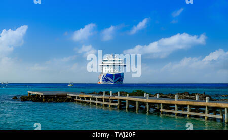 Grand Cayman, Isole Cayman, Dec 2018, il Regal Princess nave da crociera ormeggiata presso George Town coast Foto Stock