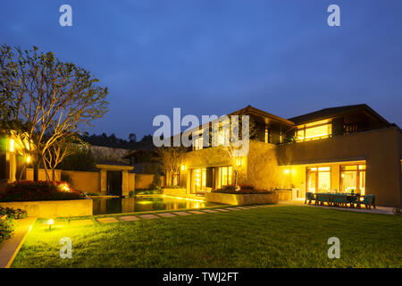 Backyard in villa moderna in cielo chiaro di notte Foto Stock