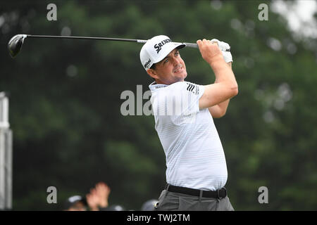 Cromwell CT, Stati Uniti d'America. Xx Giugno, 2019. Keegan Bradley (USA) orologi il volo della sua palla giù il 1° fairway durante il primo giro di PGA Viaggiatori del campo da golf da campionato torneo tenutasi a TPC River Highlands a Cromwell CT. Eric Canha/Cal Sport Media/Alamy Live News Foto Stock