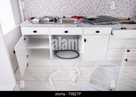 Mobile Cucina Con Lavello E Piano Cottura.Cucina Cucina A Gas Lavello Piano Di Lavoro In Marmo Lampade Cappa Foto Stock Alamy