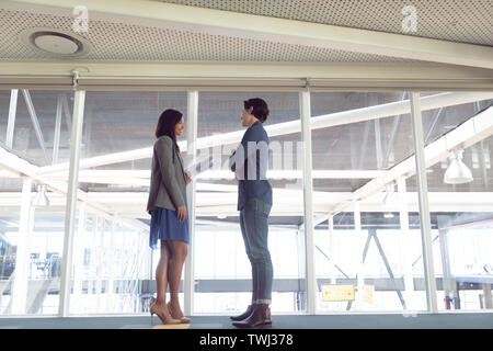 Maschio e femmina architetti interagire gli uni con gli altri in ufficio Foto Stock