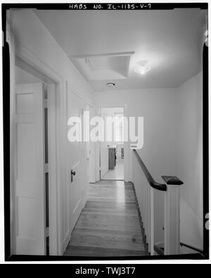 Secondo piano corridoio guardando verso sud-ovest. - Chanute Air Force Base, Non-Commissioned Officer alloggiamento, Curtiss Street, Rantoul, Champaign County, IL Foto Stock