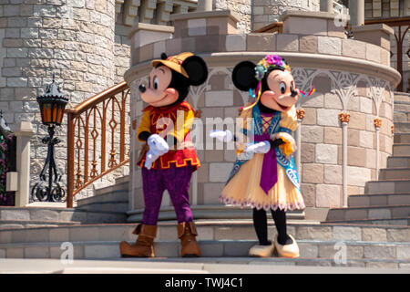 Orlando, Florida. Maggio 17, 2019. Topolino e Minnie su Mickey's Royal amicizia Faire sul Castello di Cenerentola nel Magic Kingdom Foto Stock