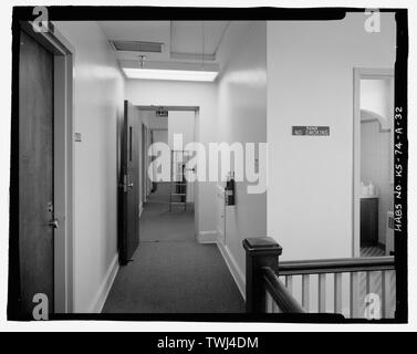 Secondo piano disimpegno, guardando a nord - Veterans Administration Center, ufficiali quarti Duplex, 5302 East Kellogg (l'indirizzo legale); 5500 East Kellogg (indirizzo comune), Wichita, Sedgwick County, KS; Atwood, Marvis; Acme Brick Company di Fort Worth, Texas; sambuco, Emil; sambuco, Lenore; Pyle, Eben W; Pyle, Firenze; Peperoni, Donald F; Hines, Frank T; Carl Graham vernice e carta da parati Società; Conner-Ripstra Società; Fortney piastrella Società; Gabriel Società; J. H. Turner del carbone e il materiale azienda; J. W. Metz legname Azienda; Kansas Gas e società elettrica; Spencer-Allen Fuel Company; Transportati Wichita Foto Stock
