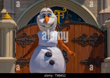 Orlando, Florida. Maggio 17, 2019. Olaf il Mickey's Royal amicizia Faire sul Castello di Cenerentola nel Magic Kingdom Foto Stock