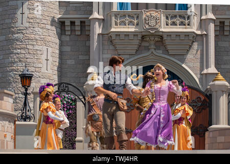 Orlando, Florida. Maggio 17, 2019.Rapunzel personaggi danzanti sul Mickey's Royal amicizia Faire sul Castello di Cenerentola nel Magic Kingdom Foto Stock