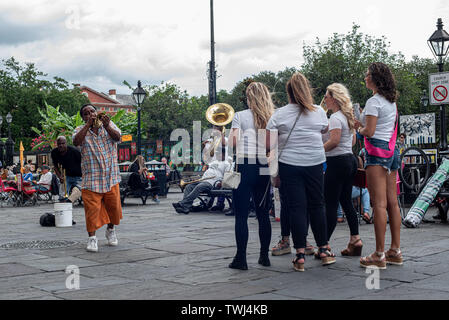 New Orleans, Louisiana, Stati Uniti d'America. 14 Giugno, 2019. Un uomo e la sua band suonare musica di fronte a turisti in Jackson Square a New Orleans, Louisiana, venerdì 14 giugno. Credito: Justin L. Stewart/ZUMA filo/Alamy Live News Foto Stock