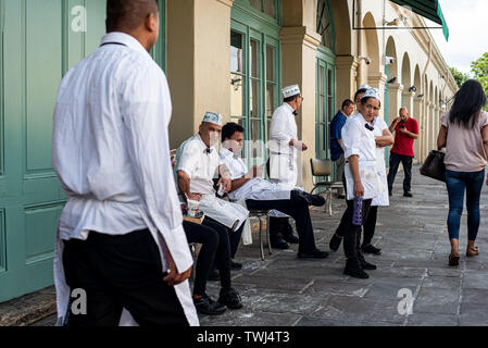 New Orleans, Louisiana, Stati Uniti d'America. 14 Giugno, 2019. I lavoratori si prendono una pausa dal Cafe Du Monde a New Orleans, Louisiana, venerdì 14 giugno. Credito: Justin L. Stewart/ZUMA filo/Alamy Live News Foto Stock