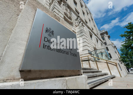 Segnaletica per il Dipartimento per il commercio internazionale è un edificio situato su Whitehall a Londra, Regno Unito. Foto Stock