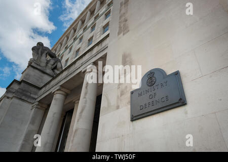 Segnaletica per il ministero della difesa al di fuori del dipartimento governativo di uffici su Whitehall a Londra, Regno Unito. Foto Stock