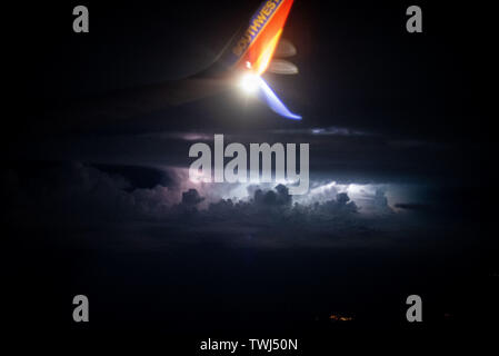 New Orleans, Louisiana, Stati Uniti d'America. 16 Giugno, 2019. Un temporale è visto dall'interno di un piano di sud-ovest su un volo da New Orleans a Los Angeles in California a New Orleans, Louisiana, domenica 16 giugno. Credito: Justin L. Stewart/ZUMA filo/Alamy Live News Foto Stock