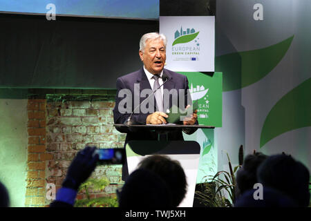 Oslo, Norvegia. Xx Giugno, 2019. Karmenu Vella, il Commissario europeo per l'ambiente, gli affari marittimi e la pesca, parla durante una cerimonia di premiazione per il Premio Capitale verde europea a Oslo, Norvegia, 20 giugno 2019. La città di Lahti in Finlandia meridionale di giovedì ha vinto la Commissione europea il Premio Capitale verde europea per il 2021 come la città è particolarmente forte nei settori della qualità dell'aria, rifiuti, la crescita verde e eco-innovazione. Credito: Liang Youchang/Xinhua/Alamy Live News Foto Stock