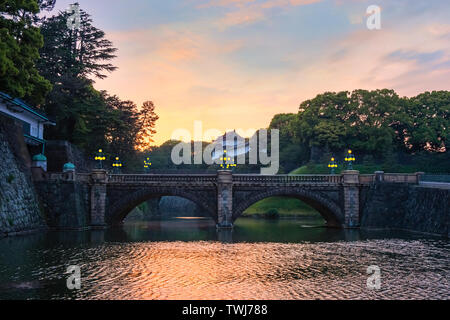 Tokyo, Giappone - 28 Aprile 2018: ponte Nijubashi davanti a Tokyo Imperial Palace è uno dei più noti bridge in Giappone, il vecchio ponte è stato un Foto Stock