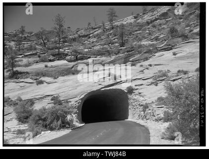 Breve tunnel, portale ad est a ovest - Zion-Mount Carmel Highway, breve tunnel passando attraverso sperone di roccia sul Zion-Mount Carmel Highway, springdale, Washington County, UT; Bureau di strade pubbliche; Lockhart, O C; Osborne, Julie W, storico; Lowe, Jet, fotografo; Thallheimer, Arnold, fotografo Foto Stock